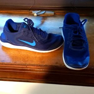 Boys 6youth navy Nike run free sneakers